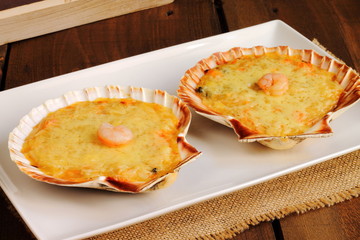 Conchas de vieira rellenas de marisco