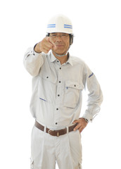 指差し確認をする男性