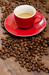 Arabica Kaffebohnen auf einem dunklem Tisch aus Holz