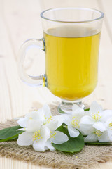 Obraz na płótnie Canvas glass of jasmine tea and jasmine flowers