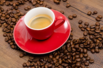 Rote Tasse Espresso auf einen dunklen Tisch aus Holz
