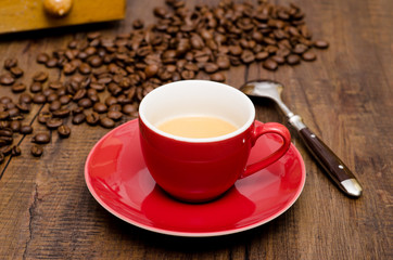 Rote Tasse Espresso und ein Löffel