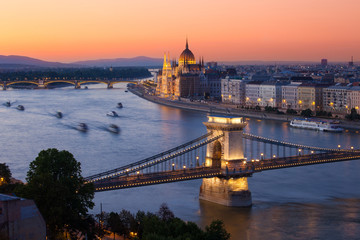 Fototapeta na wymiar Budapeszt pejzaż zachód słońca z mostu i Parlament produkcji