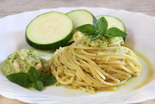 Spaghetti al pesto di zucchine e basilico