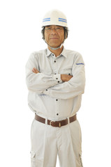 腕組みをする男性作業員