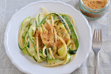 Zucchini Pasta mit Bröseln