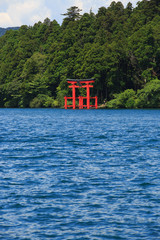 箱根芦ノ湖と箱根神社の鳥居