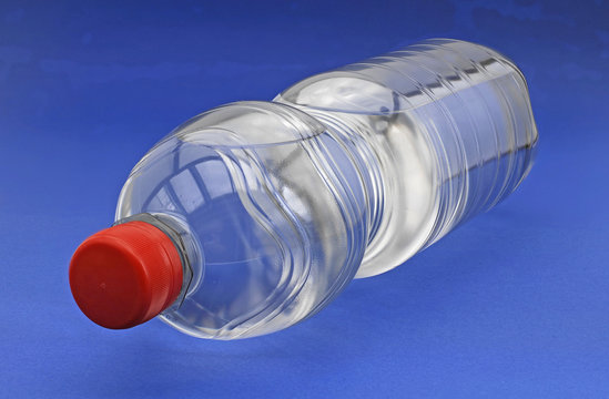 Plastikflasche mit Mineralwasser