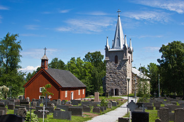 Opferkirche mit neuer Kirche in Pyhämaa, Finnland