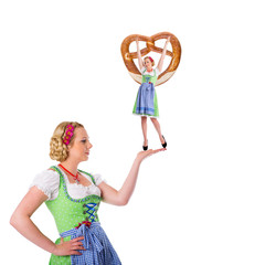 dirndl trägt frau mit brezel
