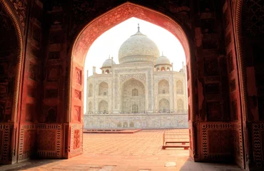 Tuinposter Het uitzicht op de Taj Mahal vanuit de moskee © mino21