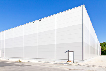 Neue Lagerhalle in einem Industriegebiet