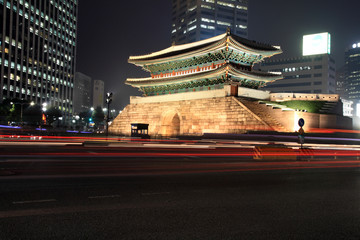 Naklejka premium ライトアップされる南大門とソウルの街並み