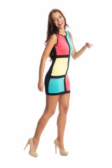 Brünette Frau im Minikleid