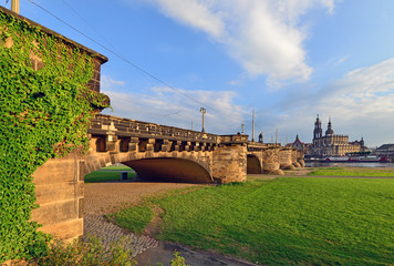 Naklejka premium Dresden - Brücke über die Elbe im Abendlicht