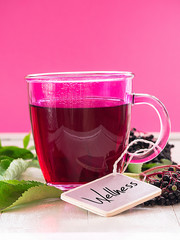 Früchtetee mit Holunderbeeren und Blättern