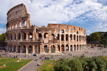 Fototapeta na wymiar Colosseo widok z Forum Romanum w Rzymie