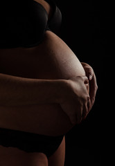 Bauch einer schwangeren Frau © damato