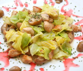 Weiskohl mit Fleisch und Pilzen