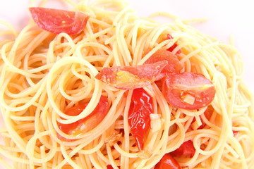 Pasta with tomatoes and garlic