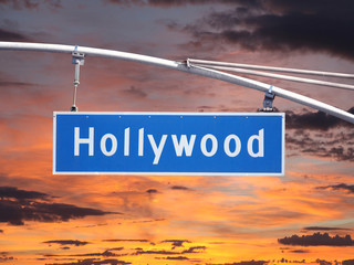 Obraz premium Hollywood Blvd Overhead Street Sign with Sunset Sky