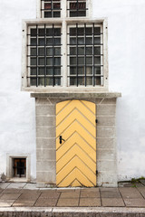 Obraz premium old wooden door with white wall