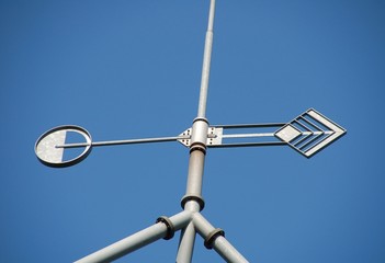 Wetterpfeil vor blauem Himmel