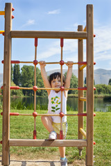 Obraz premium bimba che gioca arrambicandosi