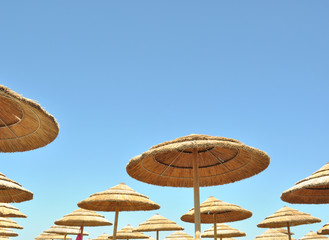 Ombrelloni di bamboo con cielo azzurro