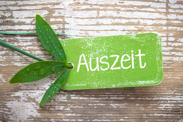 Auszeit in der Natur Konzept - Plakette aus grunge Karton