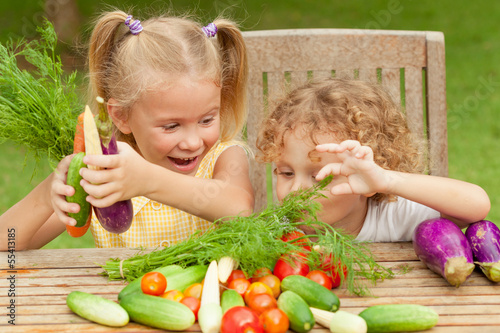 Девушка играет с почищенными овощами