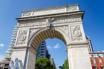 Fototapeta na wymiar Washington Square Arch i Empire State Building w dist