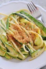 Zucchini Pasta mit Bröseln