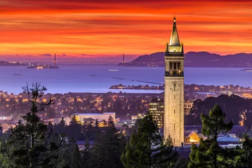 Foto auf Acrylglas San Francisco Dramatischer Sonnenuntergang über der Bucht von San Francisco und dem Campanile