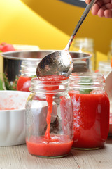 preparazione salsa di pomodori fatta in casa