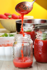 Fototapeta na wymiar Sos Przygotowanie pomidorów w słoikach dżemu