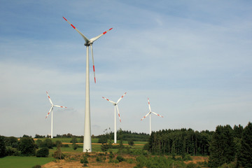 Windkraftr&auml;der auf einer bewaldeten H&ouml;he in Hessen - 2
