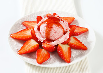 Ice cream with fresh strawberries