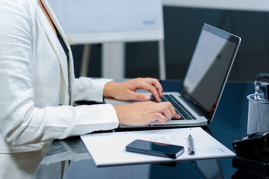 moderne B&uuml;roarbeit an einem Laptop
