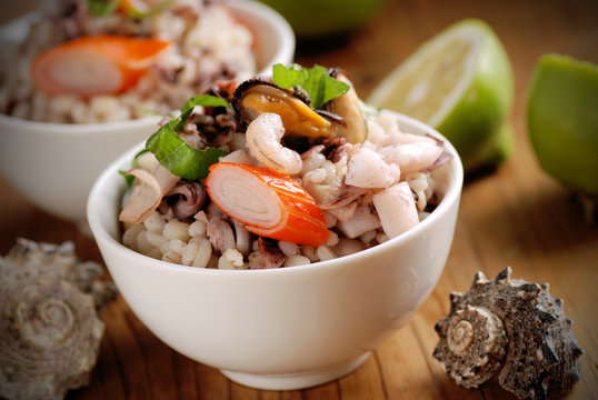 insalata di orzo ai frutti di mare