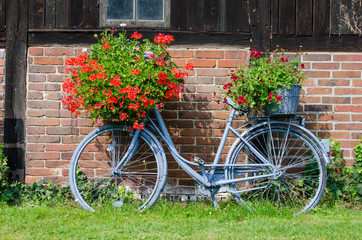 Fototapeta na wymiar Dekoratives Fahrrad