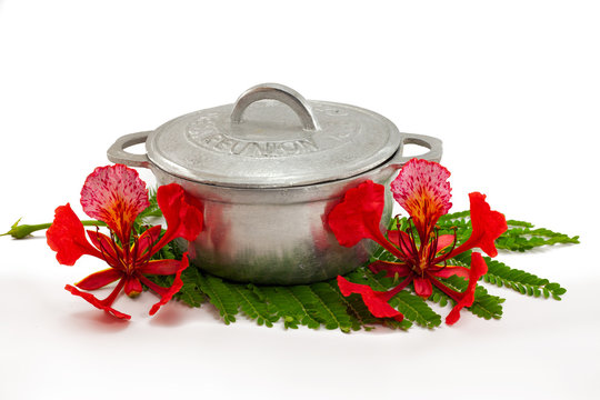Marmite cr&eacute;ole orn&eacute;e de fleurs de flamboyants