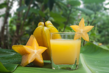 Starfruit and Starfruit juice on a banana leaf.