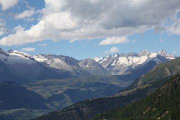 Naklejka premium Station de Rossewald face aux Alpes bernoises.