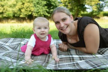 Baby und Mama im Park