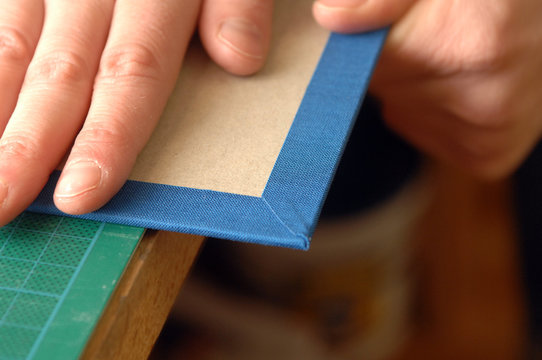 Altes Handwerk: Buchr&uuml;cken wird beklebt