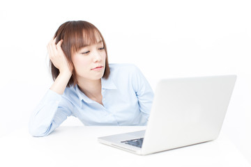 パソコンを見る女性