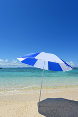 南国沖縄の美しい珊瑚の海と夏空