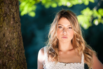 Naklejka premium Sensual young woman portrait outdoors in the park.