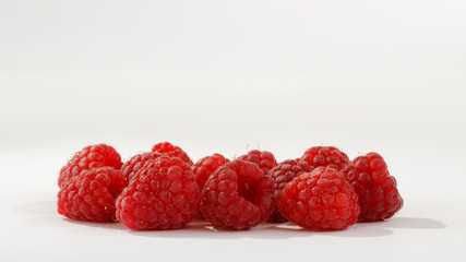 Himbeeren vor weissem Hintergrund, Freisteller